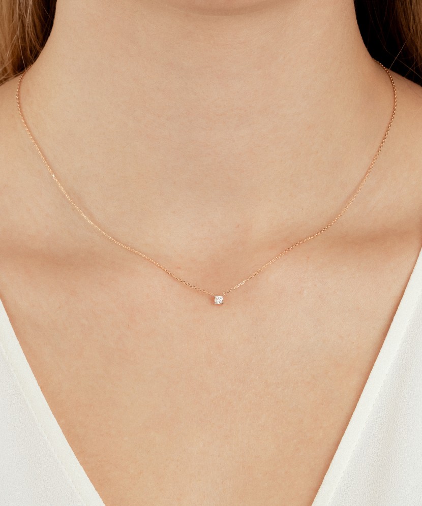 Gold chain with diamond pendant