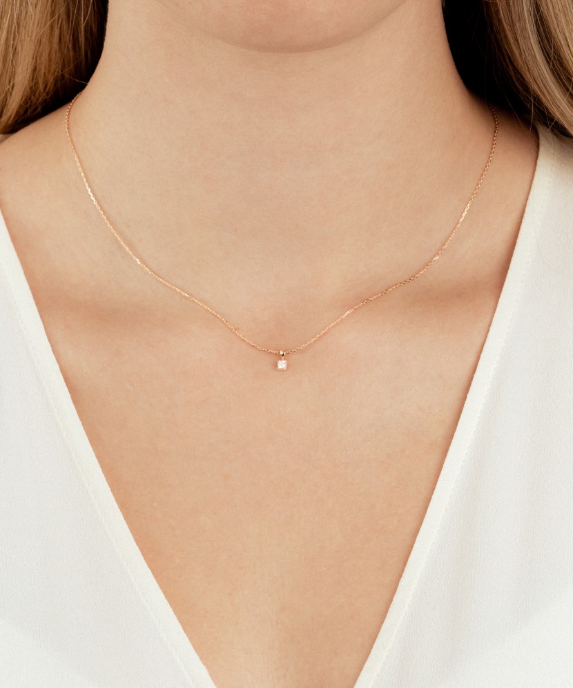 Золотая цепочка с бриллиантовым подвеской