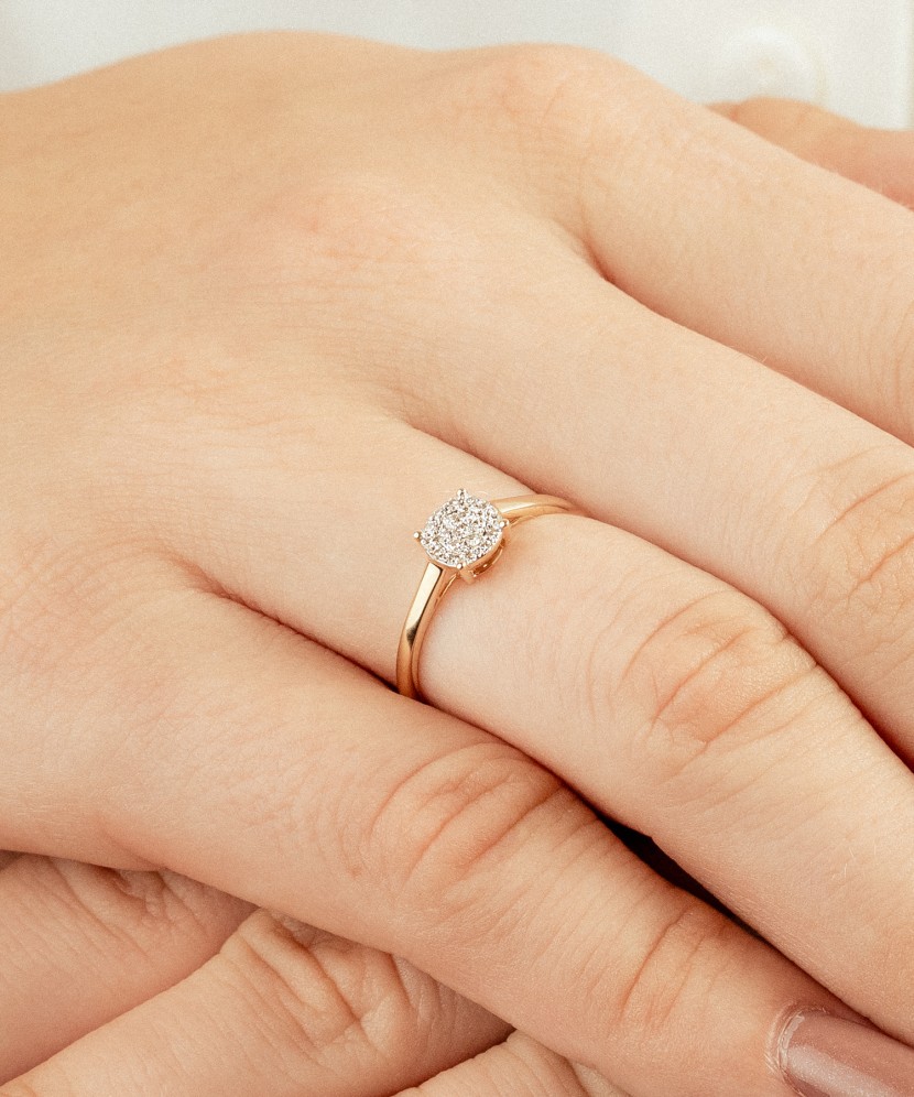 Gold ring with diamonds