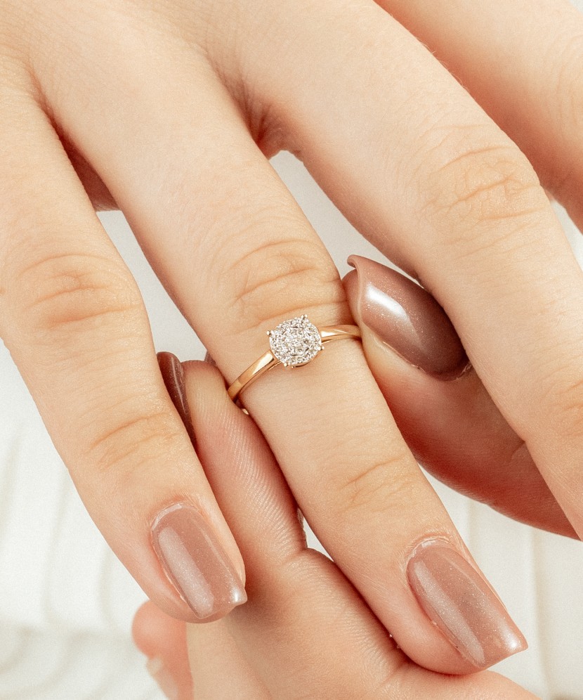 Gold ring with diamonds