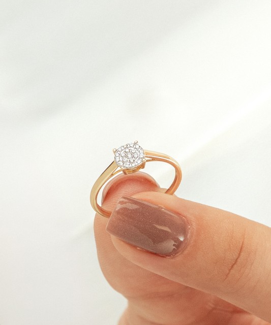 Gold ring with diamonds