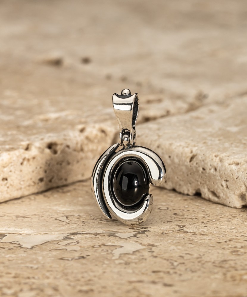 Sterling silver pendant with onyx