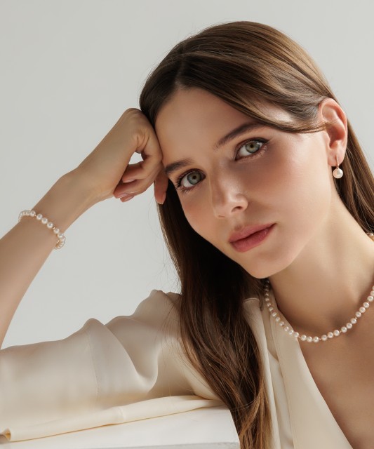 Pearl bracelet with gold