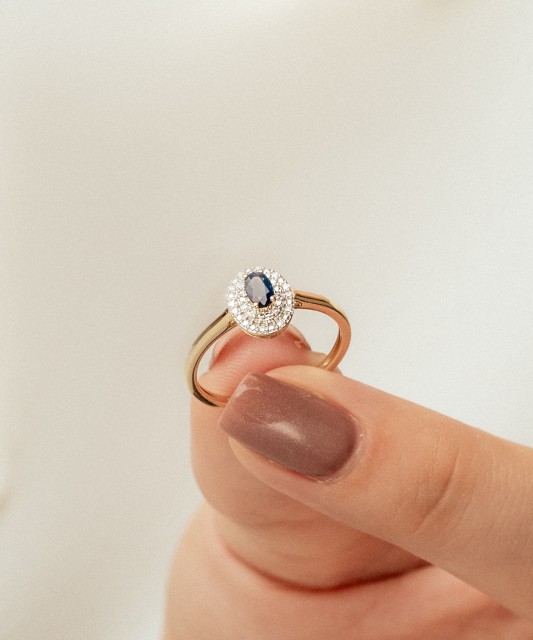 Gold ring with sapphire and diamonds