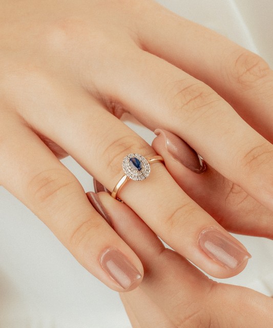 Gold ring with sapphire and diamonds