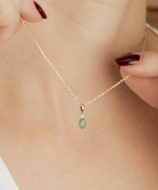 Gold pendant with emerald and diamonds