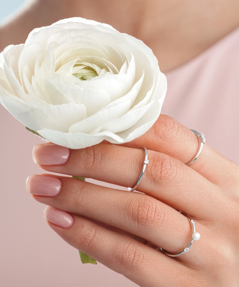 Серебряное кольцо с жемчугом и цирконами