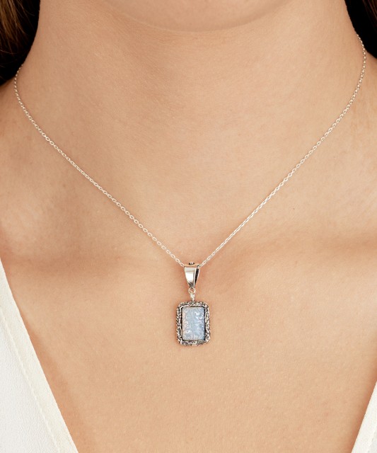 Silver pendant with moonstone