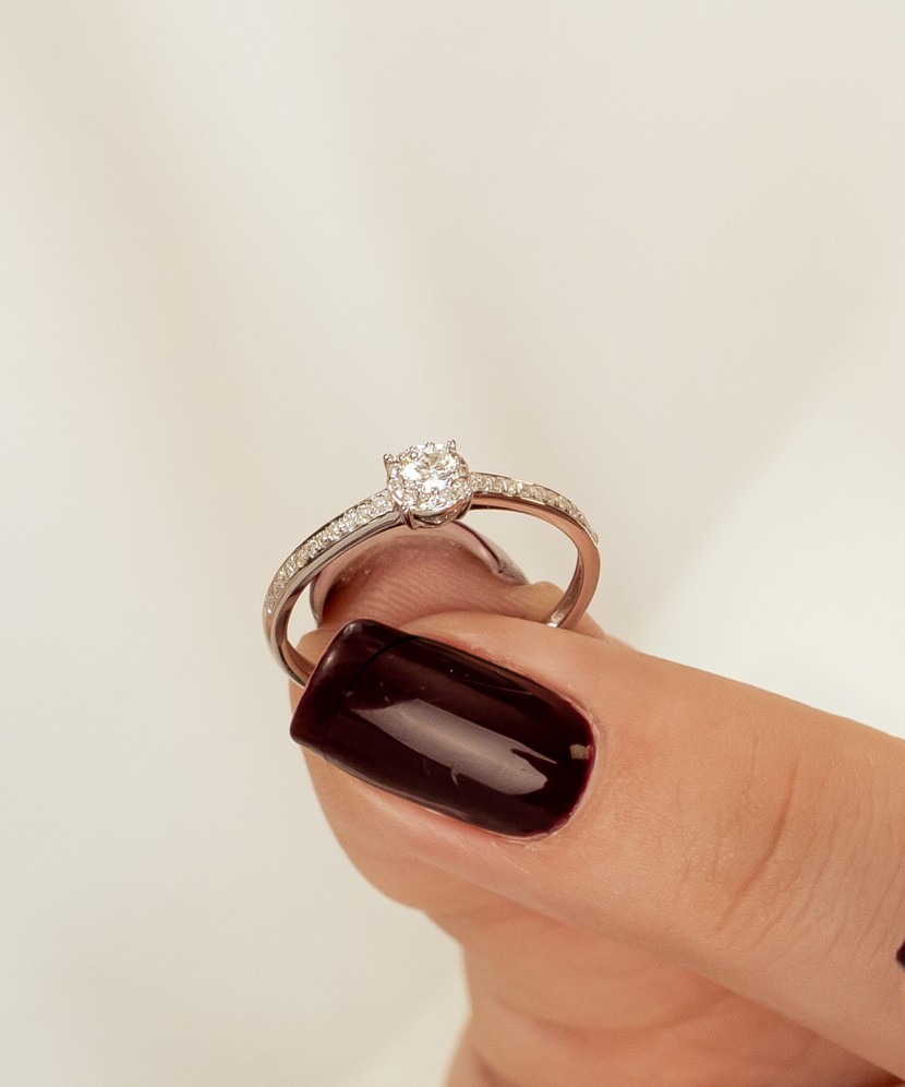 Кольцо из белого золота с бриллиантами