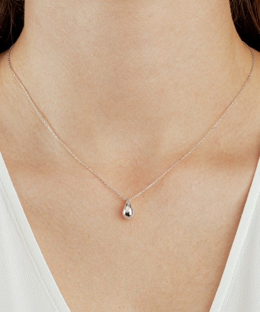 White gold chain with pendant