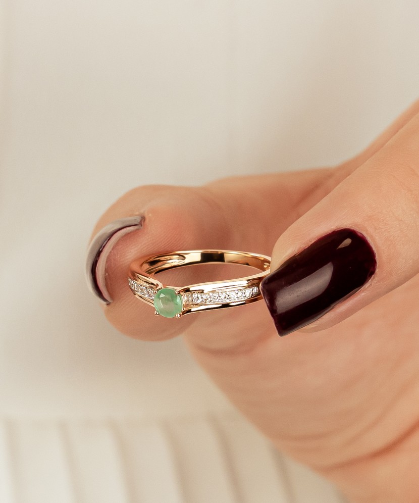 Gold ring with diamonds and emerald