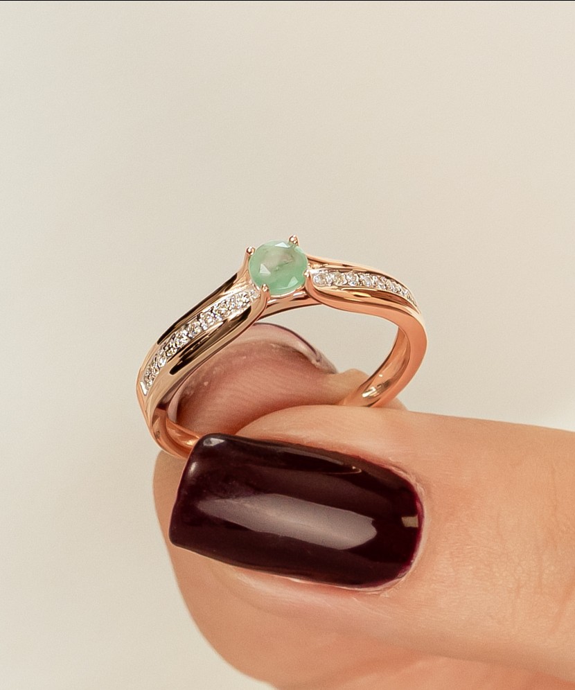 Gold ring with diamonds and emerald