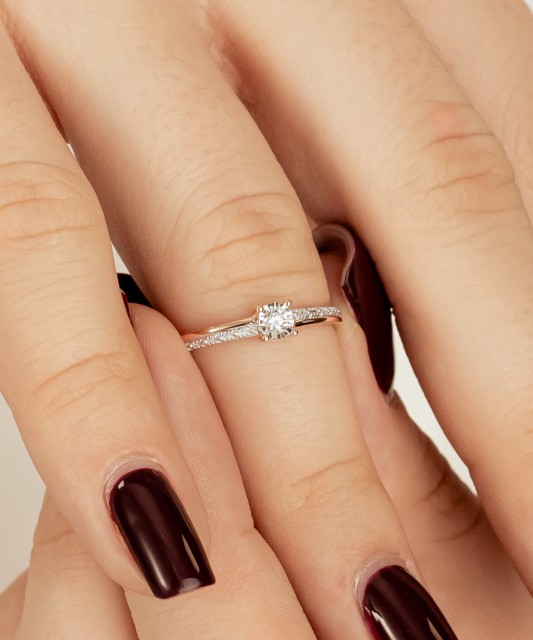 Золотое кольцо с алмазом