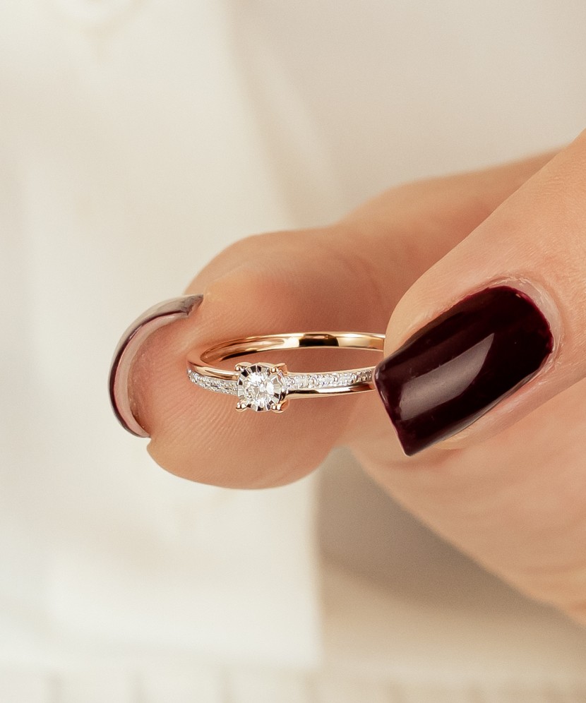 Gold ring with diamond