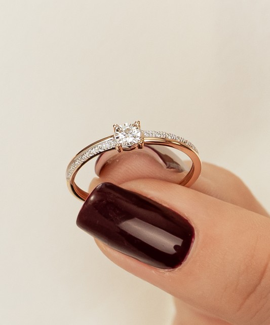 Gold ring with diamond