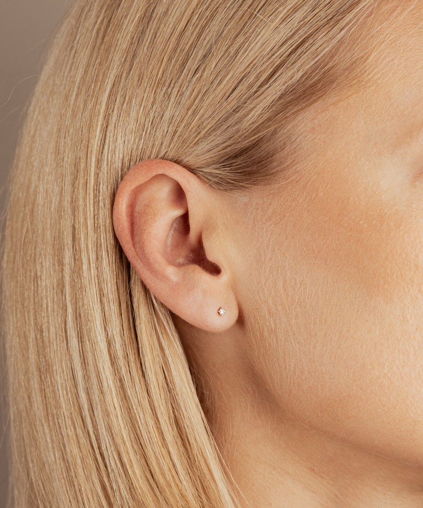 Gold earring with a 0.03 ct diamond (1pc.)