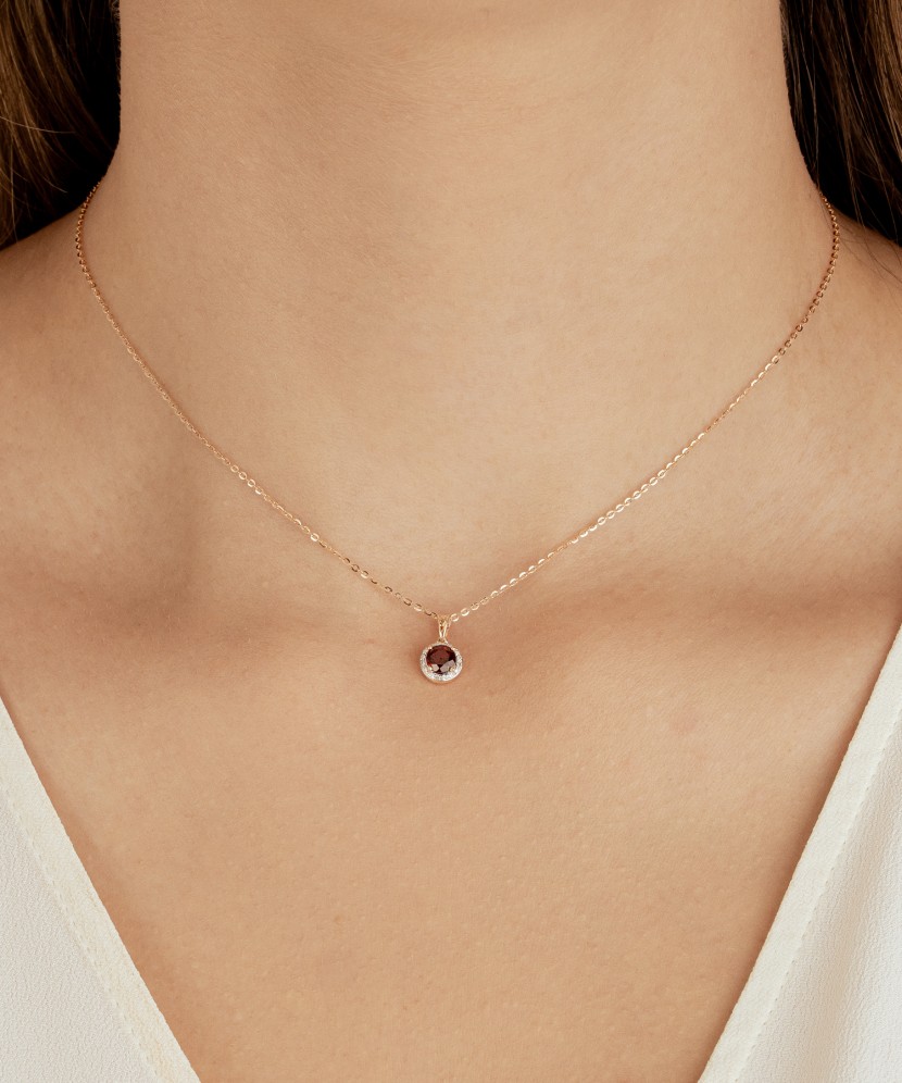 Gold pendant with garnet and diamonds