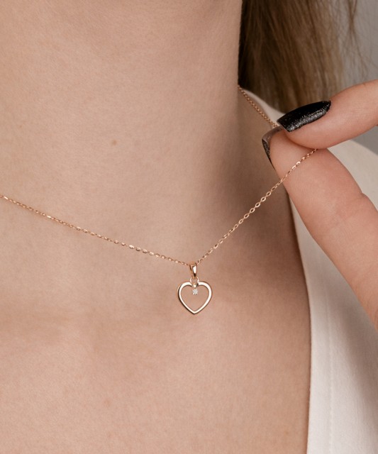 Gold pendant with diamond