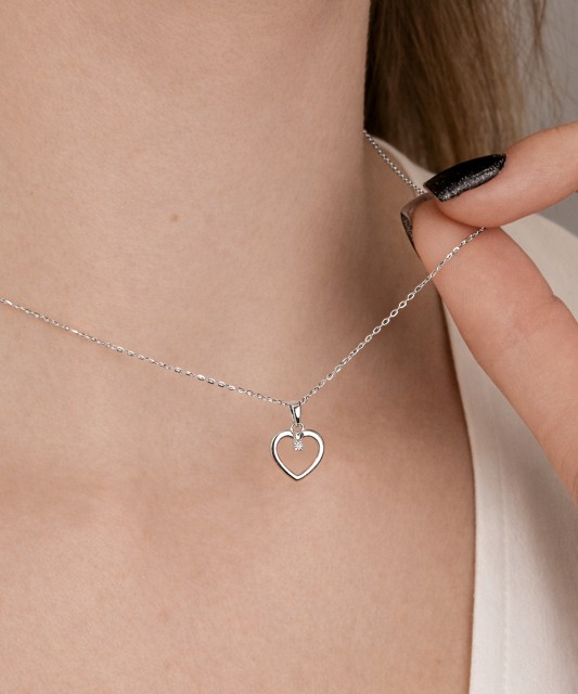 Gold pendant with diamond