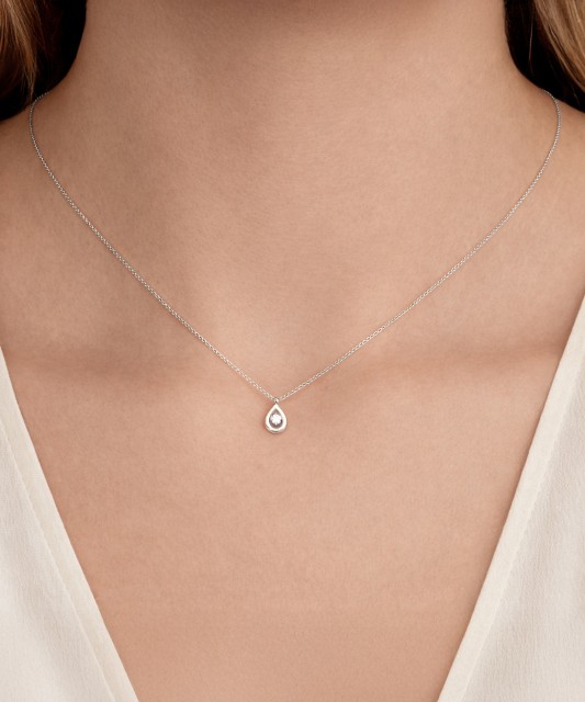 White Gold chain with diamond pendant