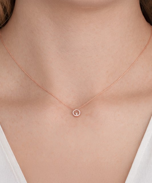 Gold chain with diamond pendant