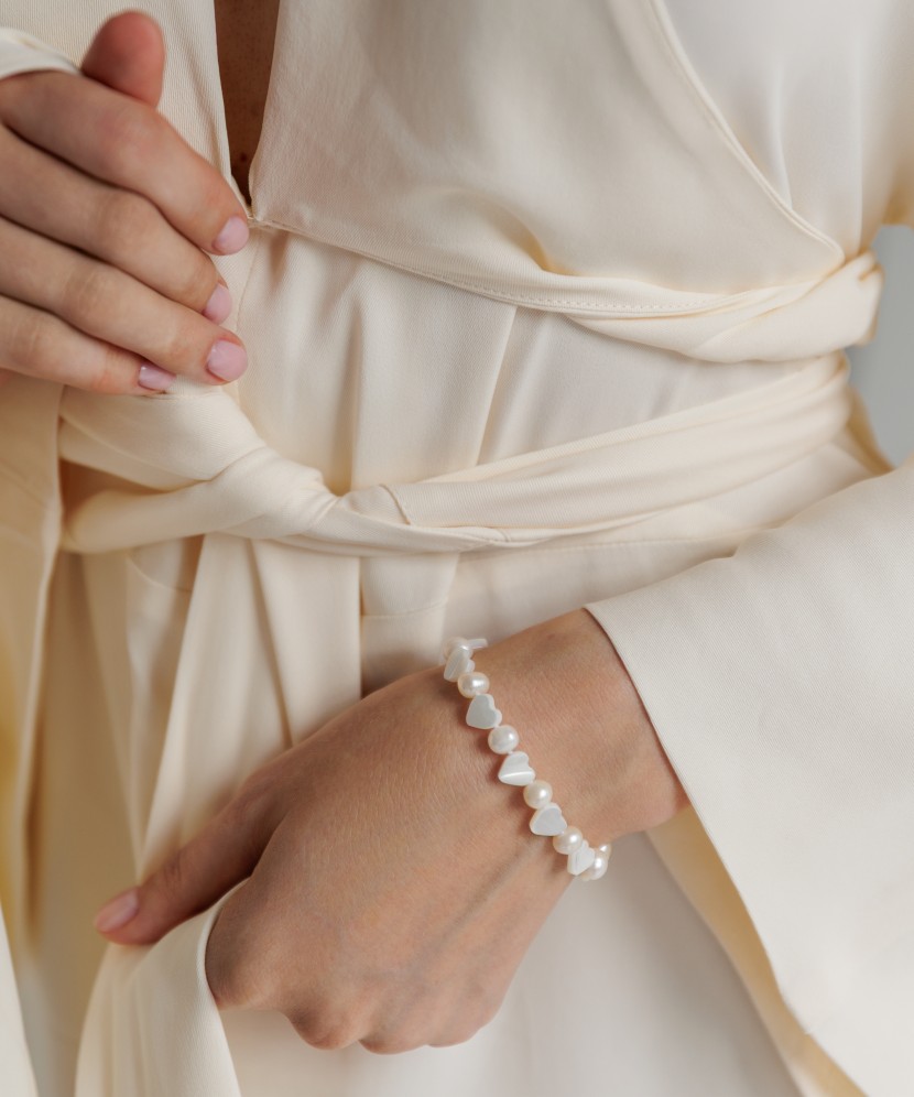 Pearl bracelet with mother-of-pearl