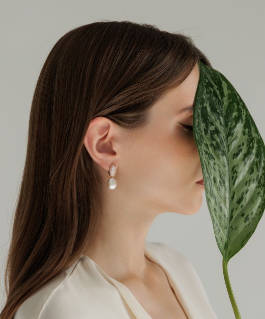 Серьги из позолоченного серебра с жемчугом и цирконами