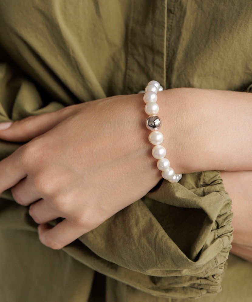 Pearl bracelet with silver