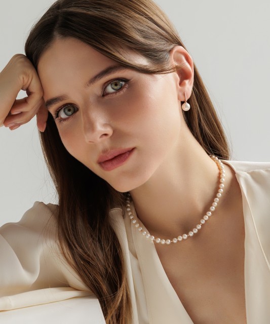 Pearl necklaces with gold