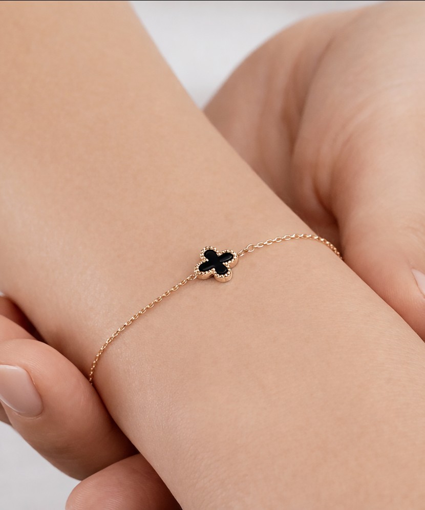 Gold bracelet with onyx