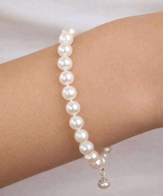 Bracelet with pearls and silver