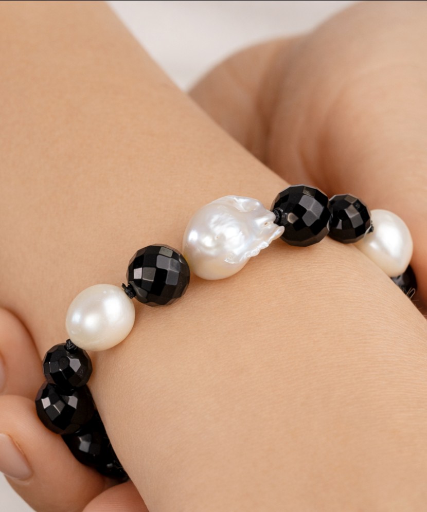Onyx bracelet with Kasumi pearls and silver