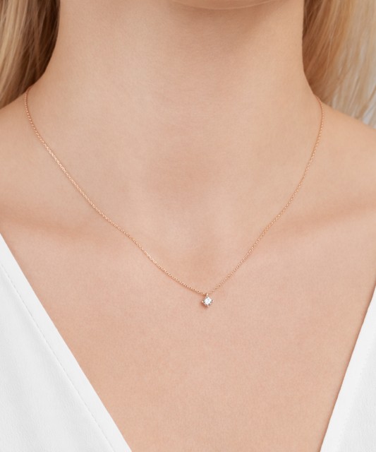 Gold chain with zirconium pendant