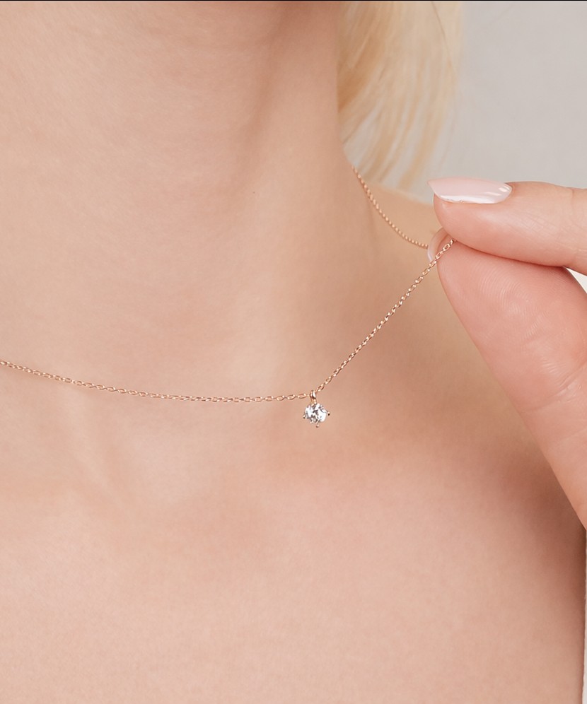 Gold chain with zirconium pendant