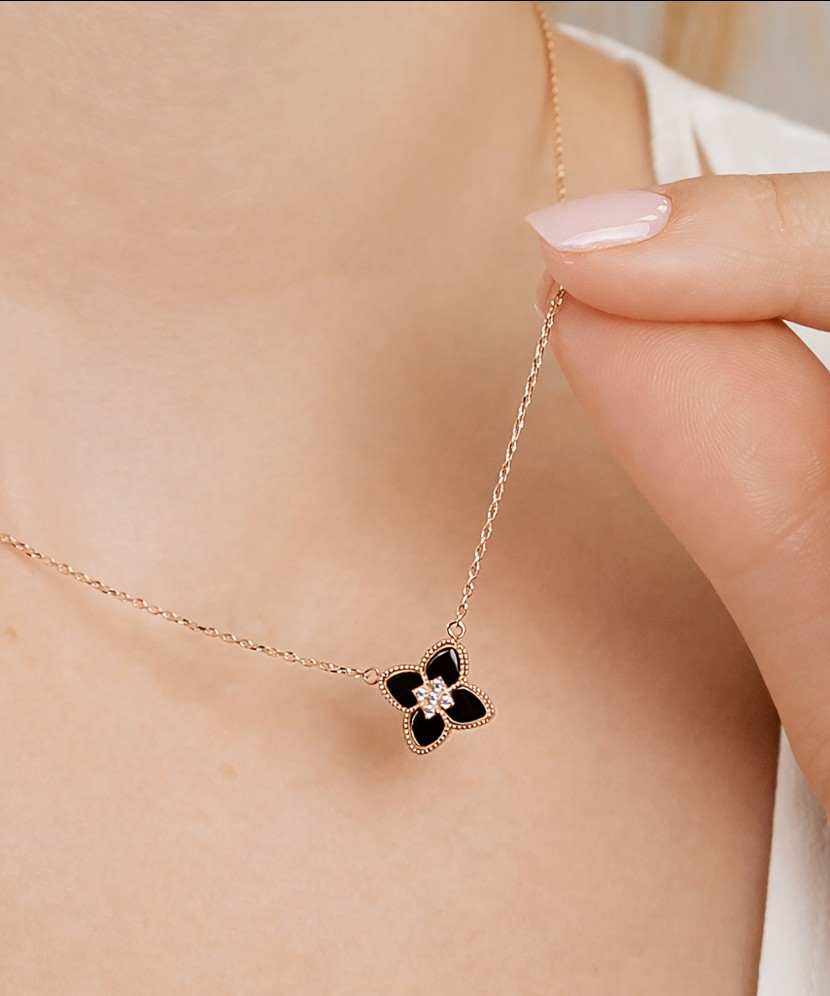 Золотая цепочка с подвеской из оникса