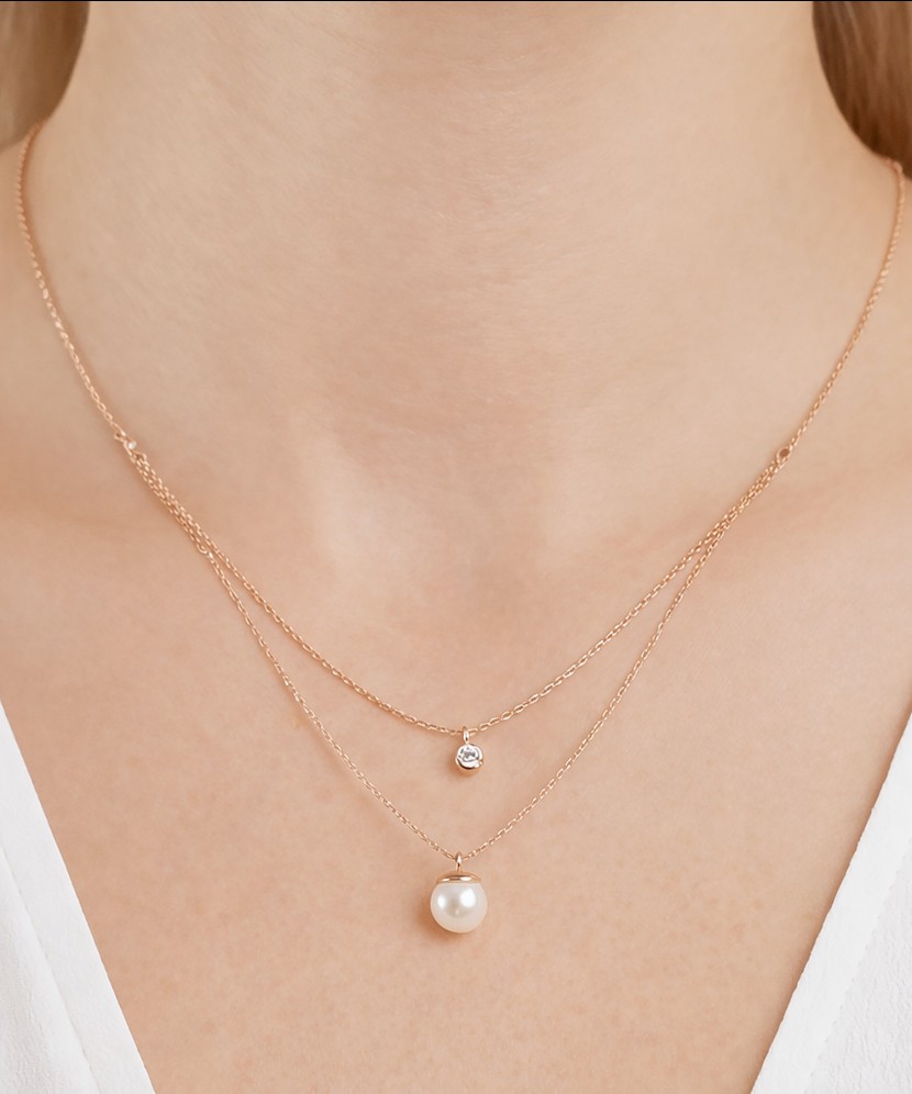 Gold chain with pearl pendant