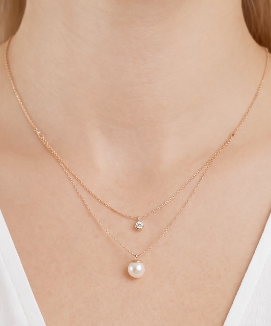 Gold chain with pearl pendant