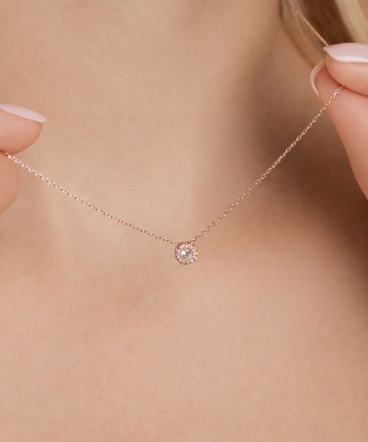 Gold chain with zirconium pendant