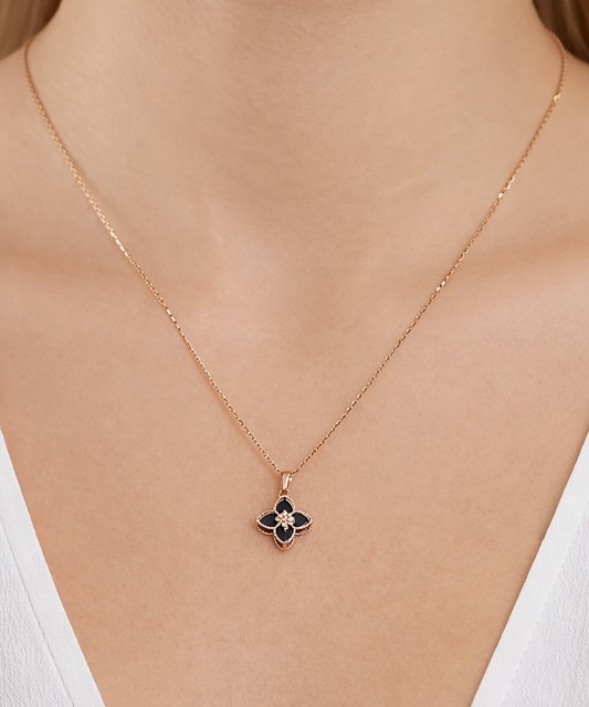 Золотой кулон с ониксом и цирконами