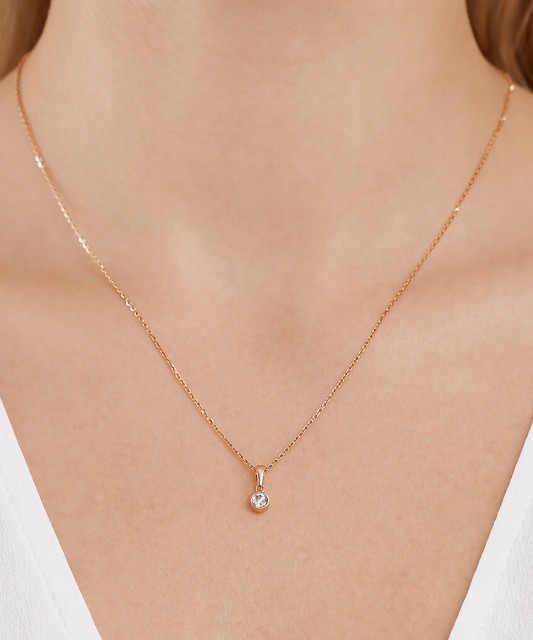 Gold pendant with zirconium
