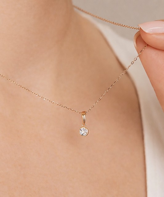 Gold pendant with zirconium