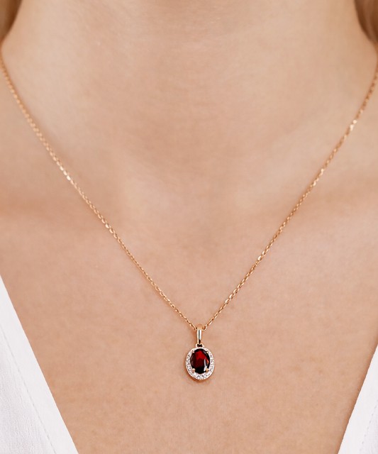 Gold pendant with garnet and diamonds