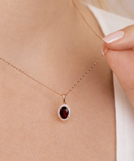 Gold pendant with garnet and diamonds