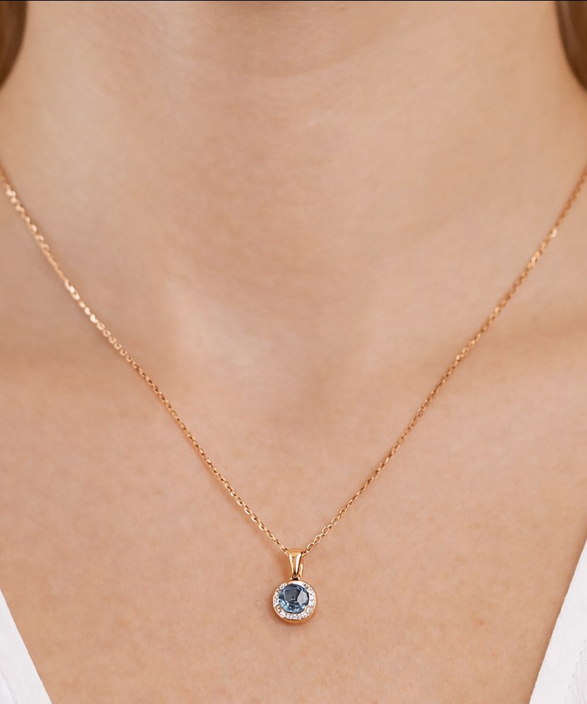 Gold pendant with topaz and diamonds