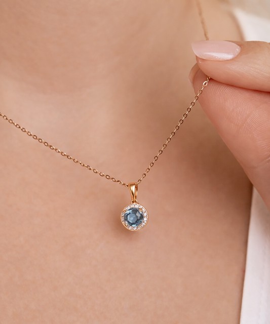 Gold pendant with topaz and diamonds