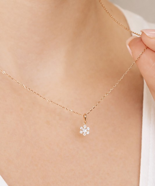 Gold pendant with zircons