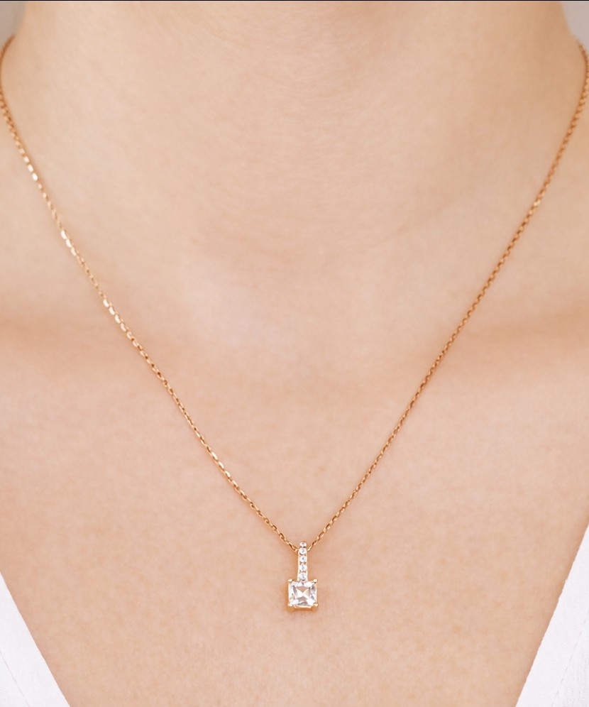 Gold pendant with zircons