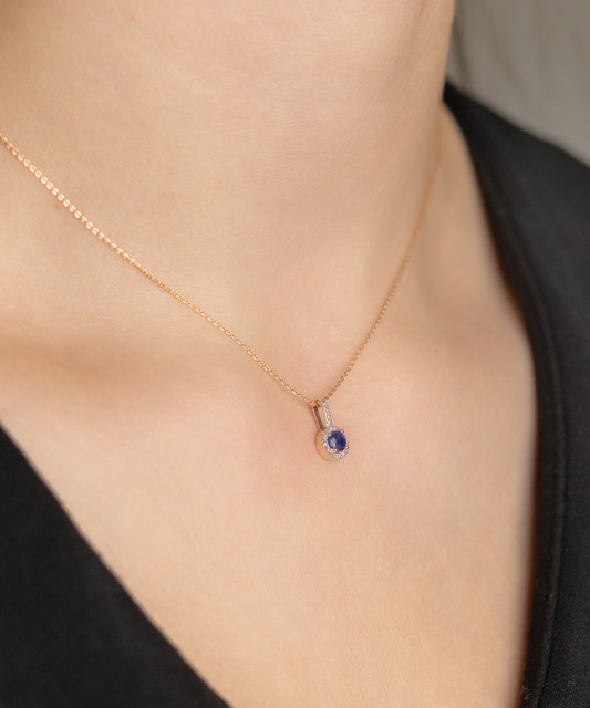 Yellow Gold pendant with diamonds and sapphire