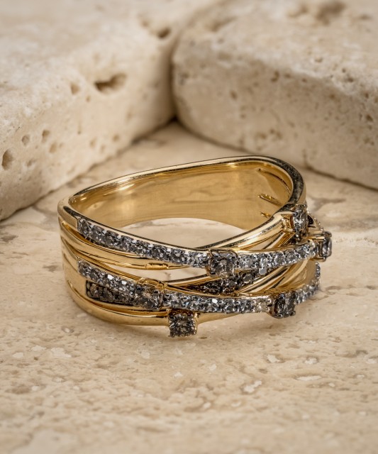 Yellow gold ring with cognac diamonds