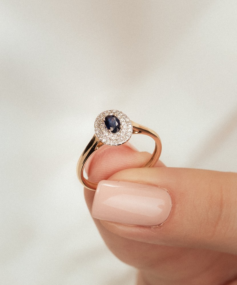 Yellow gold ring with sapphires and diamonds